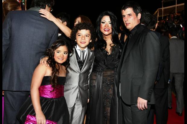 Mauricio Alvarado-Colprensa - La cantante y actriz Marbelle asisti&#243; con toda su familia a la gala de los Premios TV y Novela en Bogot&#225;.