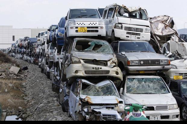 Reuters - Veh&#237;culos destruidos por el terremoto y el tsunami del 11 de marzo de 2011 est&#225; todav&#237;a amontonadas en Ishinomaki, prefectura de Miyagi en Jap&#243;n.