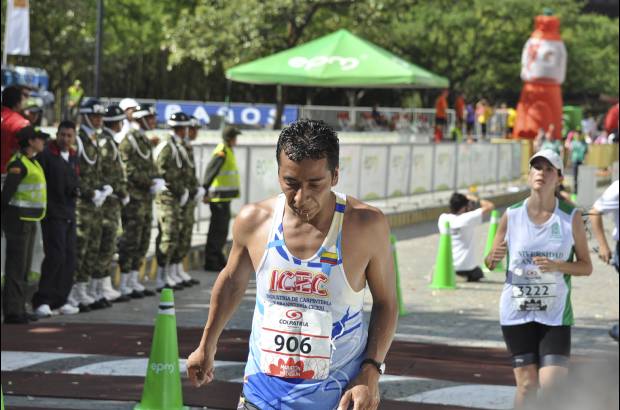Esteban Jaramillo y Sebasti&#225;n Salazar - M&#225;s de 10 mil competidores se dieron cita en esta hist&#243;rica cita deportiva que se corr&#237;a en las modalidades de 5, 10, 21 y 42 kil&#243;metros.