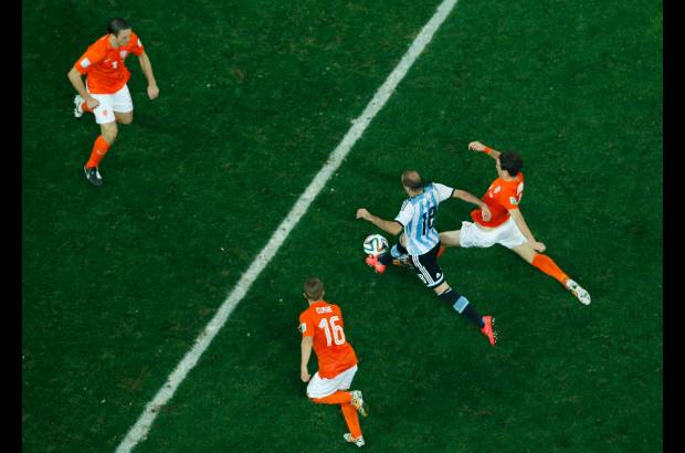 AFP - Jaspen Cillessen estuvo a punto de tapar el &#250;ltimo penal de Maxi Rodr&#237;guez.