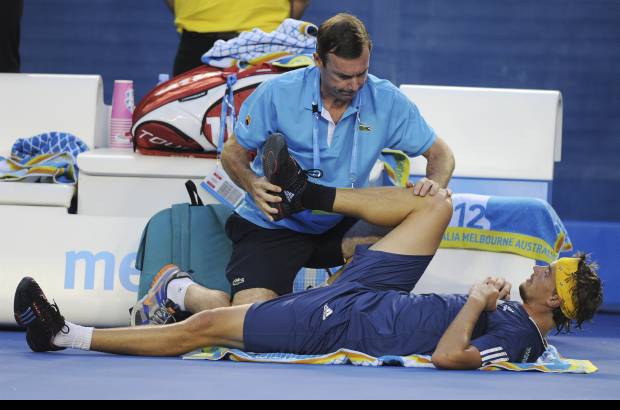 AP - El ruso Alexander Kudryavtsev es tratado durante el juego ante Federer.