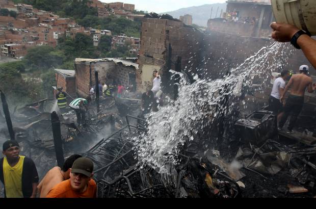 Julio C&#233;sar Herrera - La conflagraci&#243;n tuvo lugar en la calle 58B con carrera 88 y necesit&#243; de por lo menos cuatro m&#225;quinas y 28 bomberos para ser controlado.