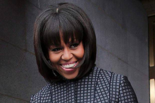 Reuters - La primera dama Michelle Obama acompa&#241;&#243; a su esposo en la ceremonia inaugural de su segundo periodo presidencial con un abrigo y un vestido azul marino de Thom Browne.