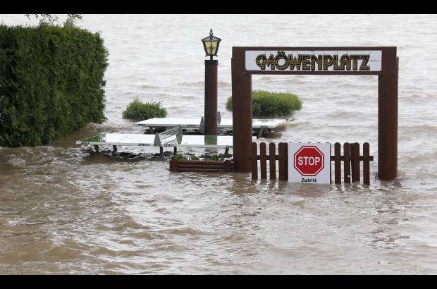 AP - Campos de tenis de mesa se inundan en un jard&#237;n de cerveza en el lago Chiemsee, al sur de Alemania.