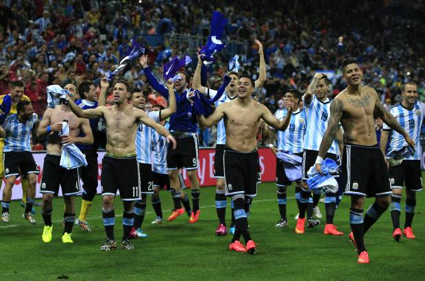 FOTO AFP - Por tercera vez en la historia habr&#225; final entre la albiceleste y los alemanes, con un t&#237;tulo por lado. La &#250;ltima final de Argentina justamente fue ante los germanos. R&#237;o de Janeiro ser&#225; el privilegiado escenario de un hist&#243;rico desempate entre dos potencias del f&#250;tbol mundial.