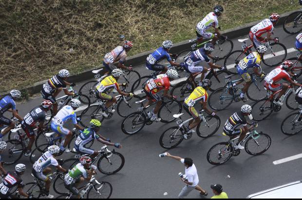 Colprensa - C&#225;rdenas le sac&#243; en la etapa 30 segundos a Ram&#237;rez y le quit&#243; la camiseta por los 6 segundos que recibi&#243; de bonificaci&#243;n por llegar segundo y 2 de una meta volante, para descontarle los 33 que le llevaba el antioque&#241;o y sacarle 5 por delante.