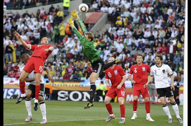 Reuters - Inglaterra no se rindi&#243; y Matthew Upson anot&#243; de cabeza a los 37 minutos al conectar un centro de Steven Gerrard, luego de un error en la salida de Neuer.