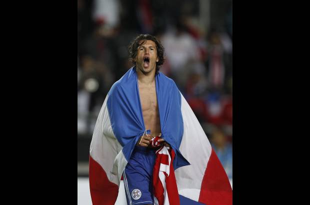 Natacha Pisarenko, AP - El triunfo despierta el sentimiento patri&#243;tico, como lo demuestra aqu&#237; el paraguayo Nelson Haedo Valdez, cubierto con la bandera paraguaya.