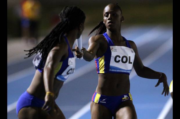 - Janet Largacha y Alejandra Idrobo, en plena competencia de la posta de 4x400.