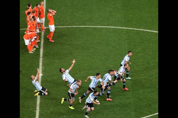FOTO AFP - Por tercera vez en la historia habr&#225; final entre la albiceleste y los alemanes, con un t&#237;tulo por lado. La &#250;ltima final de Argentina justamente fue ante los germanos. R&#237;o de Janeiro ser&#225; el privilegiado escenario de un hist&#243;rico desempate entre dos potencias del f&#250;tbol mundial.