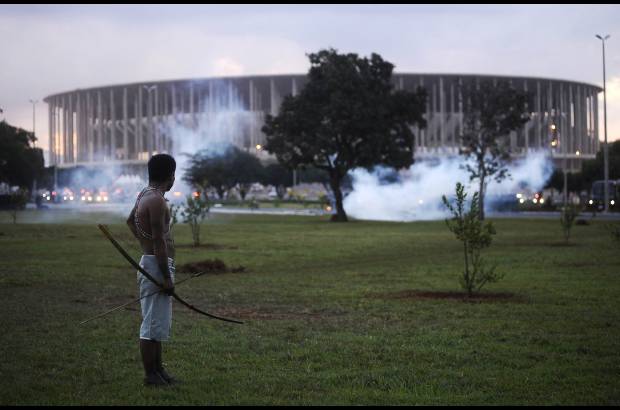 REUTERS - La protesta, llevada a cabo por más de 1.000 personas, se produjo en la hora de mayor tráfico vehicular en el sector adyacente al Estadio Nacional Mané Garrincha, el recinto más costoso para el evento que comienza en 16 días.