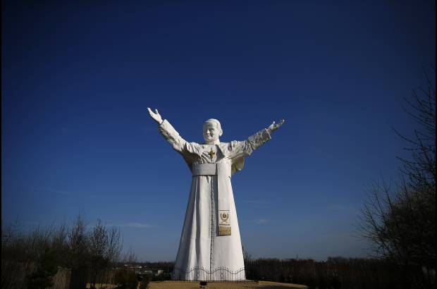 Reuters - Monumento al Papa Juan Pablo II en Czestochowa, sur de Polonia. Este domingo ser&#225; su canonizaci&#243;n en Roma.