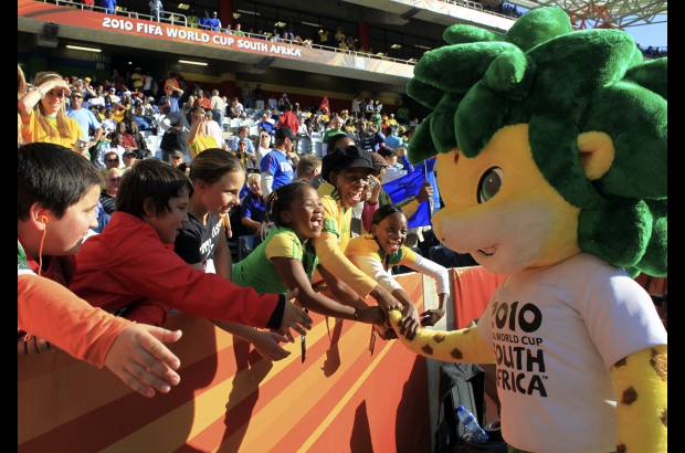 AP - Zakumi, la mascota del Mundial, rodeada de pequeños fanáticos.