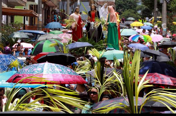 Foto Jaime Pérez - Miles de personas asistieron en la ciudad a la procesión del Domingo de Ramos.