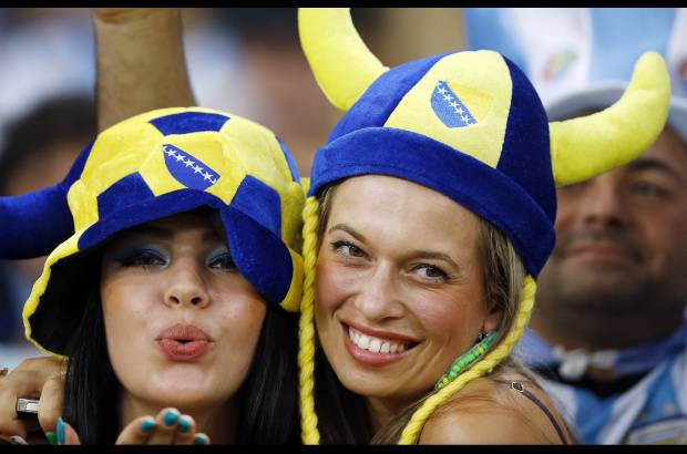 AP - Los hinchas de todos los equipos exhiben sus mejores sombreros.