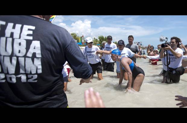 AP - &quot;Estoy por nadar mis &#250;ltimas dos millas en el mar&quot;, dijo Nyad a su equipo de 35 miembros personas antes de la aventura, seg&#250;n su sitio de internet. &quot;Este he sido un sue&#241;o de toda la vida, y estoy muy, muy contenta de estar con ustedes&quot;.