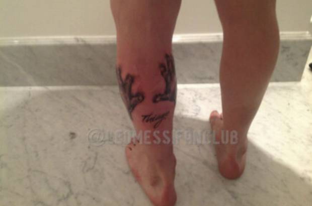 FOTO CORTES&#205;A - Lionel Messi le rindi&#243; homenaje a su hijo Thiago, quien naci&#243; el pasado mes de noviembre. En su pierna izquierda, el astro del f&#250;tbol, se tatu&#243; el nombre y la silueta de las dos manos del peque&#241;o Thiago.