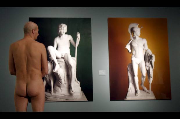 AP - Pocos visitantes, desnudos o vestidos, se han quejado de la muestra pese a que algunas de sus obras incluyen actos sexuales explícitos. La exhibición es una de las más exitosas que se hayan montado en el Leopoldo, con más de 100.000 visitantes desde su inauguración el pasado 19 de octubre del 2012.