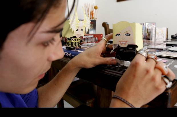 Donaldo Zuluaga - Todo tipo de objetos con la imagen de Madonna Louise Ciccone se ven y se verán esta semana por las calles de Medellín.