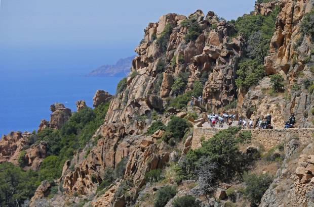 AP - Monta&#241;as que se confunden con el paisaje en el descenso hacia el nivel del mar en C&#243;rcega.