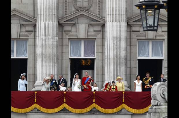 Reuters - Guillermo y Catalina salieron del templo como duques de Cambridge despu&#233;s de que la reina Isabel II le concediera a su nieto este t&#237;tulo, el de mayor rango en la nobleza brit&#225;nica, adem&#225;s de los t&#237;tulos de condes de Strathearn y barones de Carrickfergus.