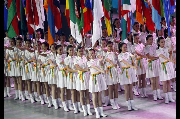 Reuters - Las banderas de todos los países participantes en la Expo estuvieron presentes en la ceremonia de clausura.