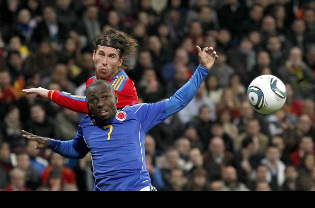 Reuters - La rueda de cambios favoreci&#243; a la selecci&#243;n del t&#233;cnico colombiano Hern&#225;n Dar&#237;o G&#243;mez, que se fue descaradamente por el partido, empujada por miles de colombianos residentes en Espa&#241;a, que vieron el partido en directo en Madrid.