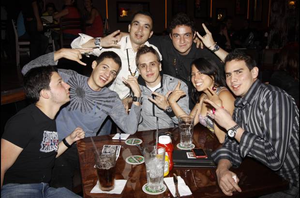 Edwin Bustamante Restrepo - Grupos de amigos acudieron a la apertura del Hard Rock Caf&#233;.