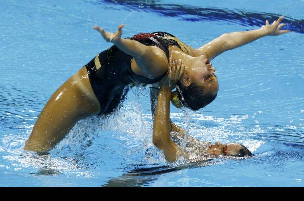 Reuters - Las colombianas Jennifer Cerquera y M&#243;nica Arango participan en danza sincronizada.