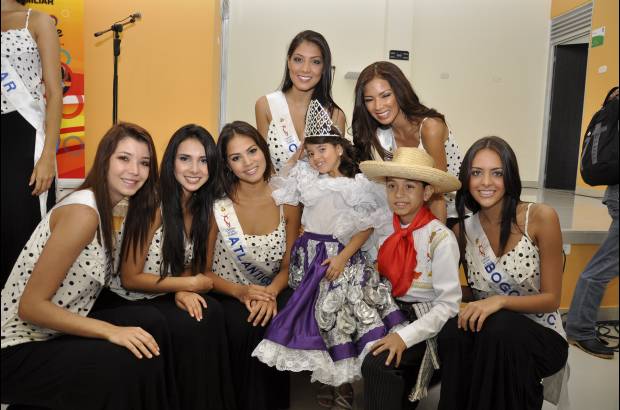 Foto Colprensa - Las señoritas Tolima y Sucre con empleados del Centro Integral de Desarrollo Infantil Bosques de San Luis.