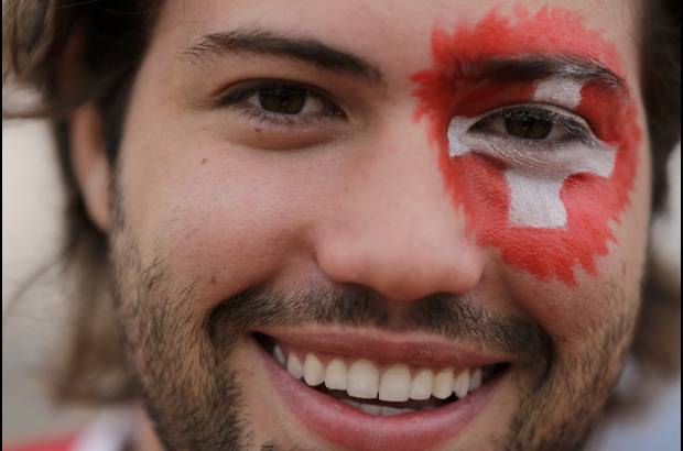 Reuters - La moda es pintar la cara sea completa o una parte.