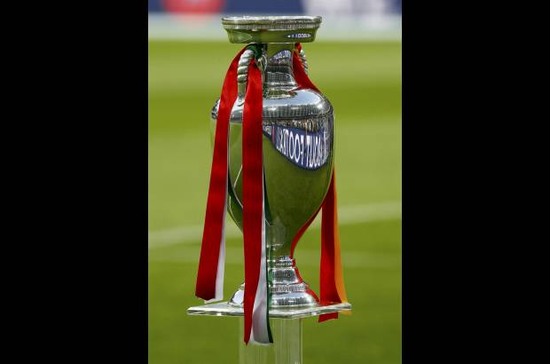 Reuters - El trofeo de la Eurocopa, el premio mayor del torneo.