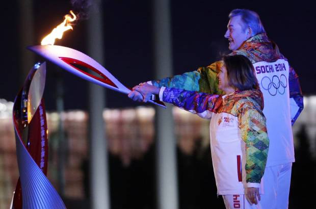 AFP - Dos leyendas del deporte soviético, el portero de hockey sobre hielo Vladislav Tretiak y la patinadora Irina Rodniná, encendieron el pebetero.