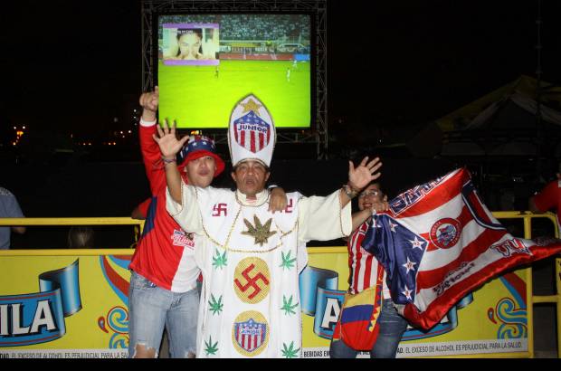 Colprensa - Los hinchas junioristas armaron su propio carnaval. Tras la definici&#243;n por penales la capital del Atl&#225;ntico estall&#243; de emoci&#243;n.