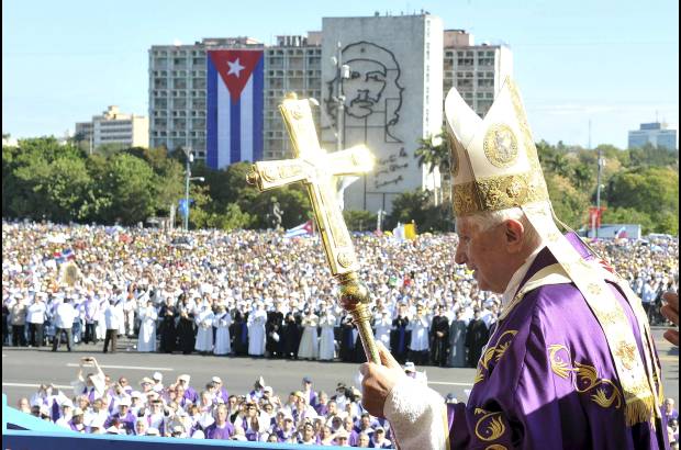 REUTERS - En 2012 se convirti&#243; en el segundo Papa que visita Cuba en la historia de la Iglesia, despu&#233;s de Juan Pablo II. En noviembre de 2012 present&#243; &quot;La Infancia de Jes&#250;s&quot;, en el que sorprendi&#243; con su reflexi&#243;n sobre la ausencia de la mula y el buey en el pesebre donde naci&#243; Jes&#250;s.