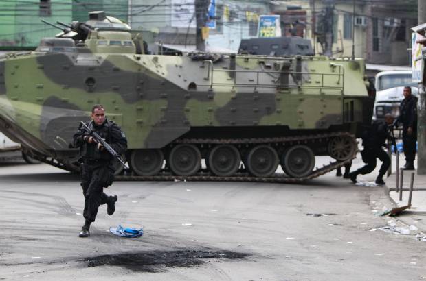 AP - Seis tanquetas del modelo M113, cedidas por la Armada, apoyan el ataque policial.