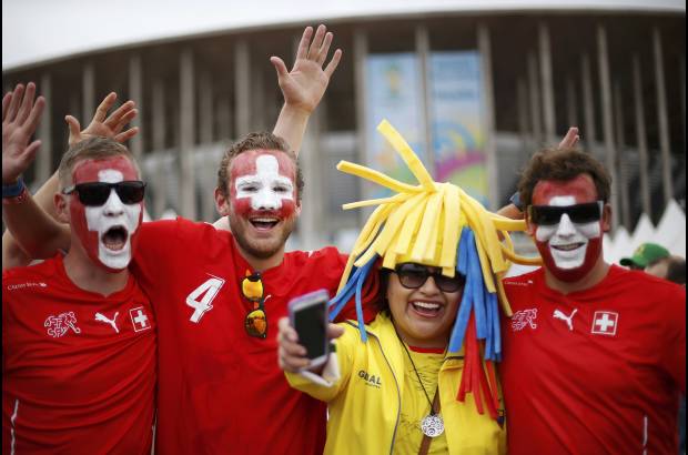 Reuters - Se ha visto también mucha unión entre hinchas de equipos que compiten en estos partidos de primera ronda.