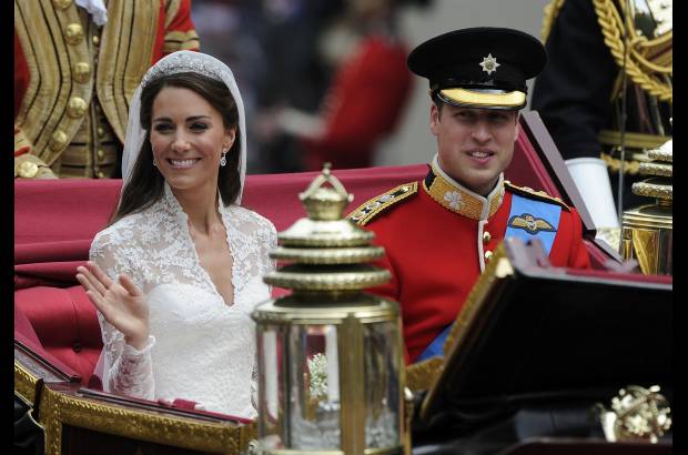 Reuters - La pareja lleg&#243; al palacio de Buckingham desde la abad&#237;a en la State Landau, una carroza al descubierto tirada por cuatro caballos.