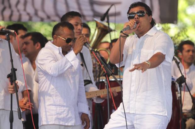 FOTO ALEX HEREIRA - Enviado especial Valledupar - Rafael Santos se arm&#243; de valor y cant&#243; las primeras canciones de la tarde, bajo el sofocante calor que no abandon&#243; a los asistentes a la Plaza Alfonso L&#243;pez de Valledupar.