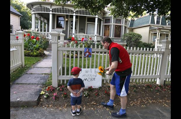 AP - Sus fan&#225;ticos, admiradores de los m&#250;ltiples personajes que construy&#243;, le rinden homenaje en su casa en San Francisco.
