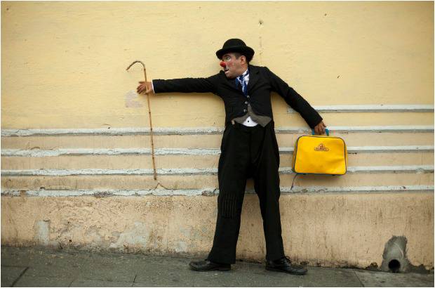 AP - Uriel Cifuentes posa vestido como Charlie Chaplin, mientras marcha en el desfile de payasos.