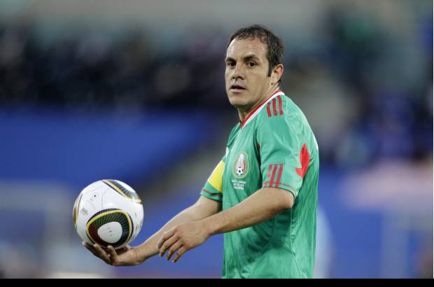 AP - El capit&#225;n mexicano Cuauht&#233;moc Blanco se mostr&#243; muy movedizo en el inicio por el frente de ataque, pero el veterano delantero se fue desdibujando con el correr de los minutos hasta que finalmente fue sustituido en el 64 por el joven ariete Javier Chicharito Hern&#225;ndez.
