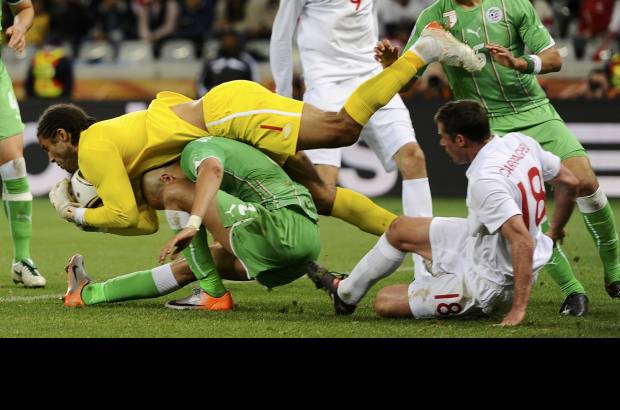 Reuters - Los gestos de frustración y fastidio de Capello denotaron a alguien que no estaba nada feliz en su cumpleaños 64.