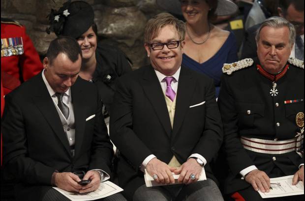 Reuters - El cantante Elton John luci&#243; emocionado durante la ceremonia.
