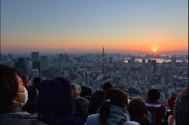 AFP - En Japón hubo mucho público para observar el primer atardecer del año.