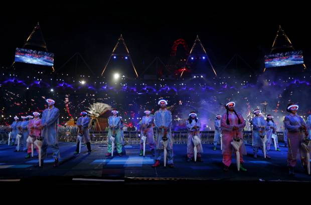 AP - Durante más de tres horas, casi dos de ellas dedicadas al desfile de los atletas, alrededor de 4.000 voluntarios.