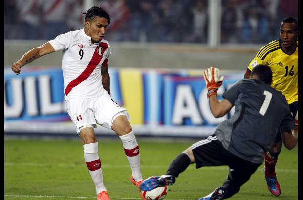 Reuters - Paolo Guerrero fue figura e hizo figura al portero colombiano, David Ospina.
