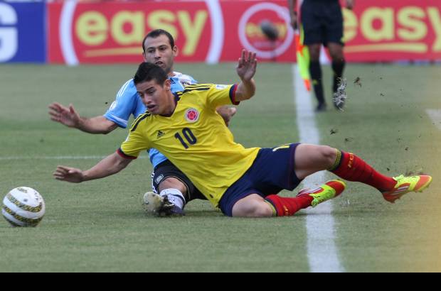 Juan Antonio Sánchez - James Rodríguez, Jackson Martínez y Adrián Ramos no tuvieron mayor trascendencia en la ofensiva frente a la defensa argentina. Esta se mantuvo firme pese a que perdió a los 33 minutos Burdisso tras un violento choque con Rodríguez.