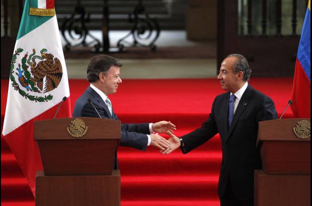 AP - El mandatario colombiano elogió a Calderón por la lucha que mantiene contra el crimen organizado y le pidió mantenerla. "Sé que es una lucha costosa, pero si quieren tener éxito hay que perseverar", dijo.