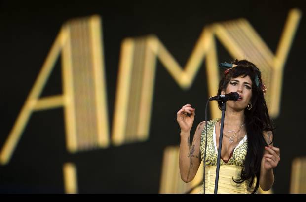 AP - La cantante brit&#225;nica Amy Winehouse, de 27 a&#241;os, fue encontrada muerta en su apartamento del norte de Londres.